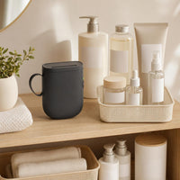 Impresora de etiquetas junto a productos de baño organizados